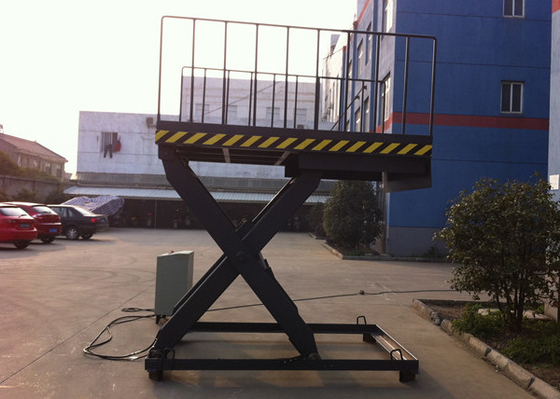 Scissor Mechanism Hydraulic Dock Lift , Electric Dock Lift Lifting And Lowering Goods