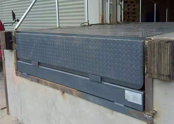 Adjustable Different Height Of Electric Dock Leveler Automatic Dock Plate 8000KG Capacity
