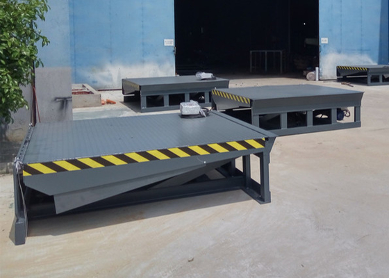 8000KG Capacity 700MM Adjusted Height Grey Color Hydraulic Dock Leveler For Forklift
