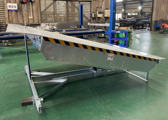 8000KG Warehouse Hydraulic Electric Dock Leveler With Hot Dipped Galvanized Surface