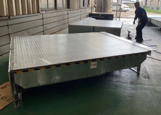 400mm Lip 6000KG Hydraulic Loading Systems Electric Hot Dip Galvanizing Dock Levellers